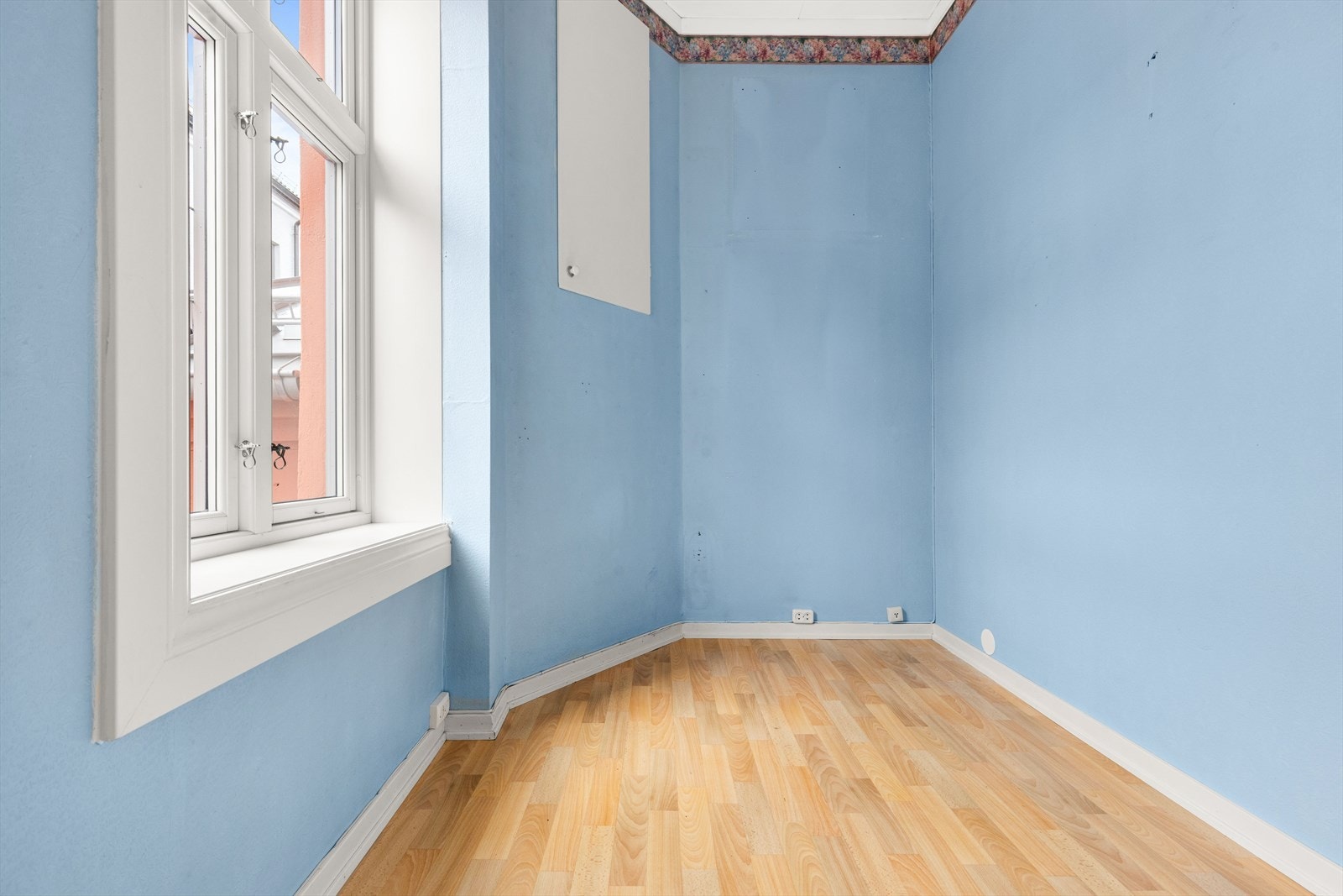 Soverom med plass til seng og tilhørende møblement. Galleribilde