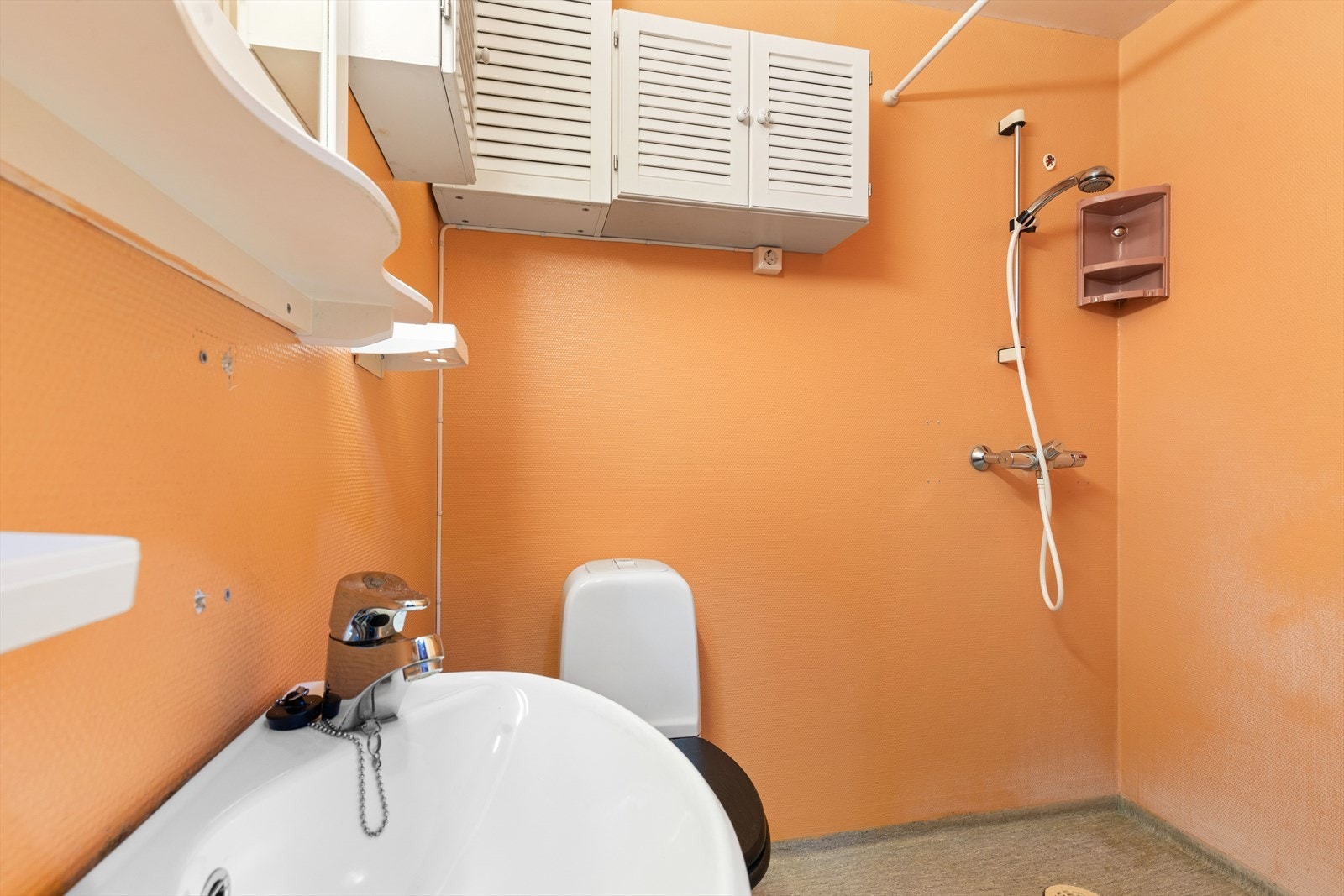 Av våtrom har leiligheten et bad med oppussingbehov. Badet har servant, speil, toalett og dusj. Galleribilde