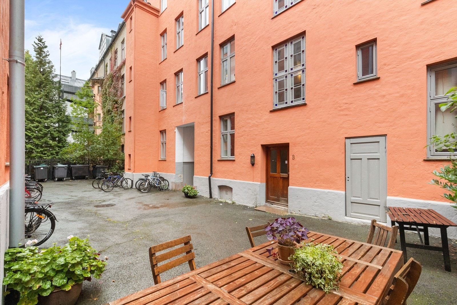 Hyggelig bakgård med lite støy. Galleribilde