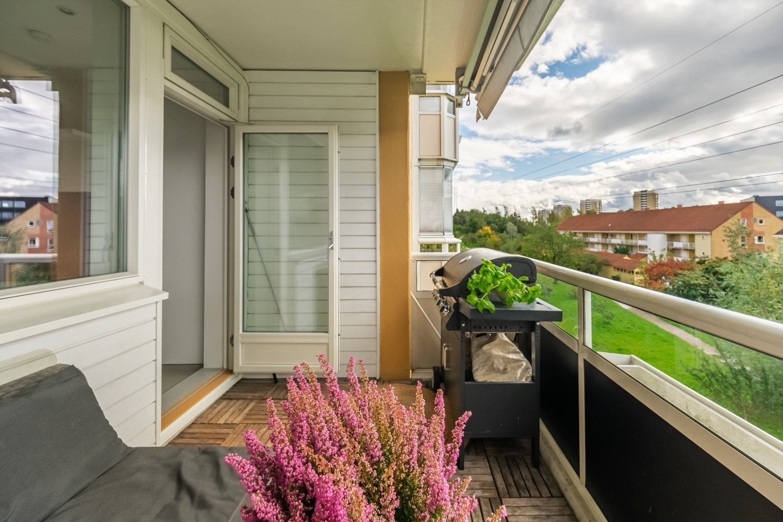 Balkongen har god plass til å innrede med ønsket utemøblement. Galleribilde