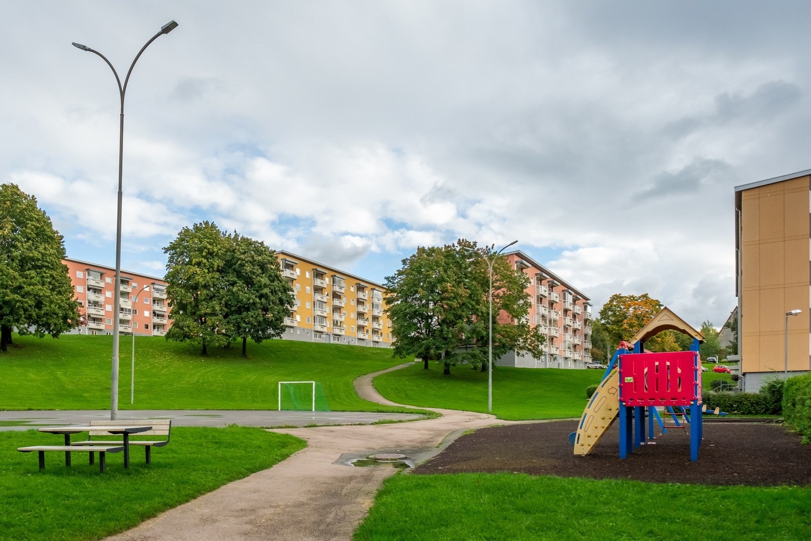 Kort vei til nye Manglerud bad, Ishall og fotballbaner i Manglerudhallen. Ekebergsletta og Svartdalsskogen kun en gåtur unna. Galleribilde