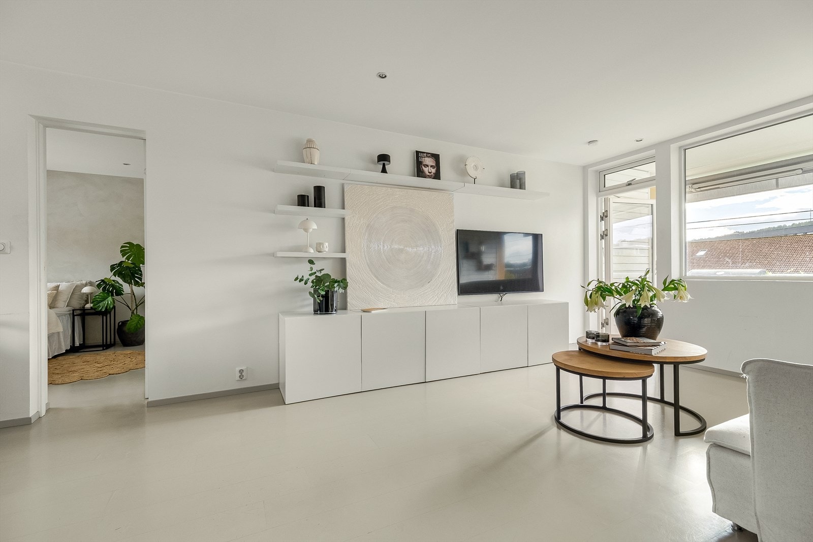 Leiligheten har en åpen og smart planløsning som gjør det enkelt å dele opp de sosiale sonene. Galleribilde
