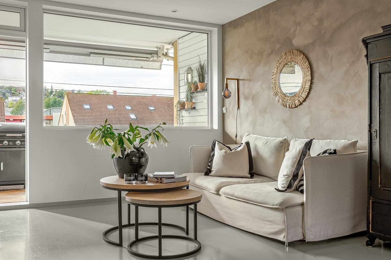 Det er god plass til en stor sofagruppe. De store vinduene slipper inn rikelig med naturlig lys. Galleribilde