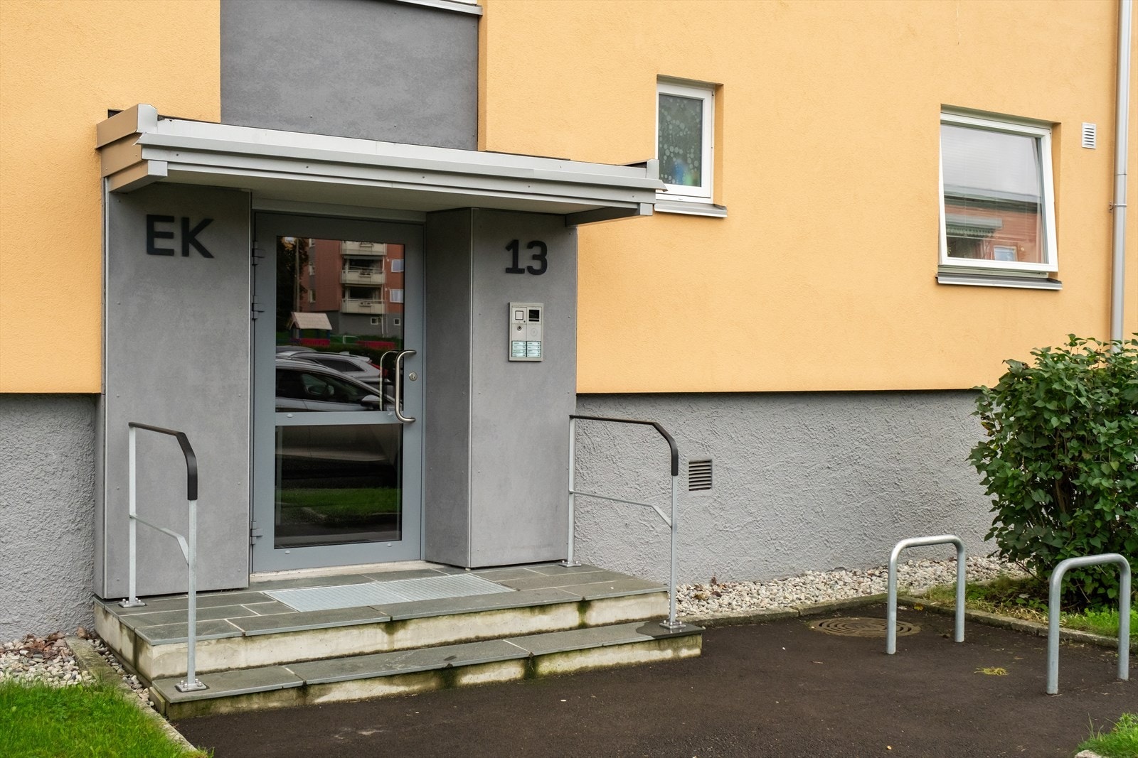 Pent felles inngangsparti. Galleribilde
