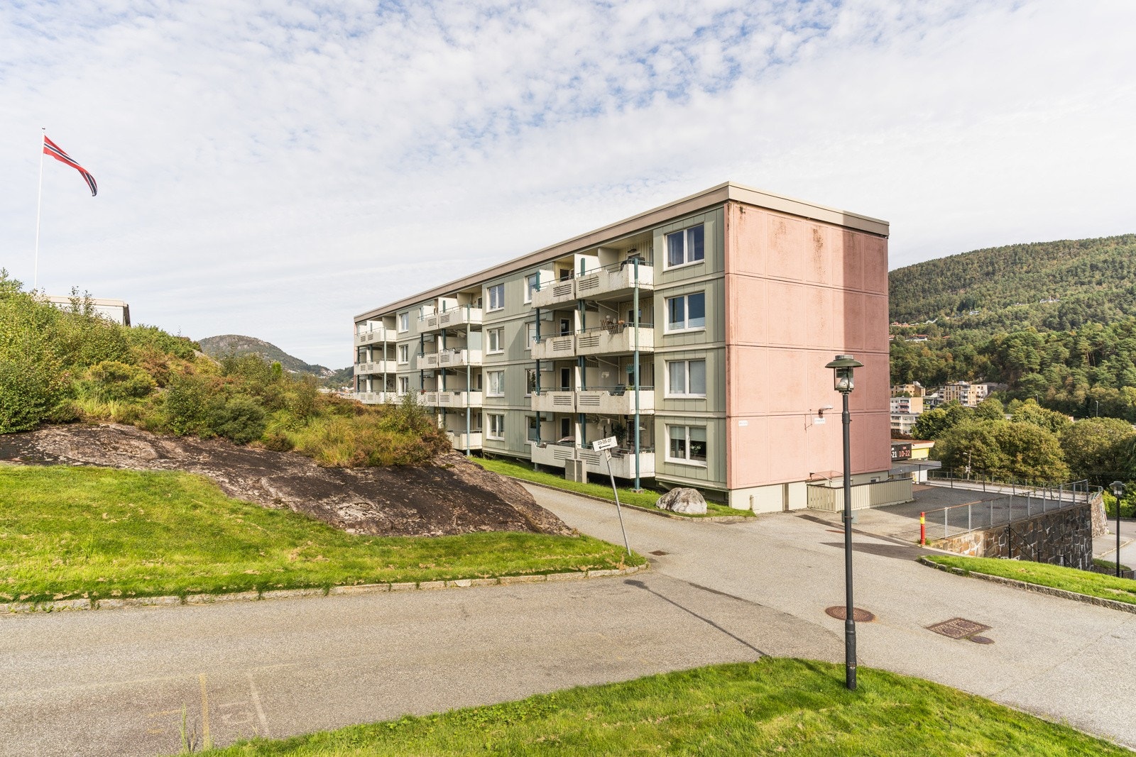 Borettslaget har ivaretatte og flotte fellesområder. Galleribilde