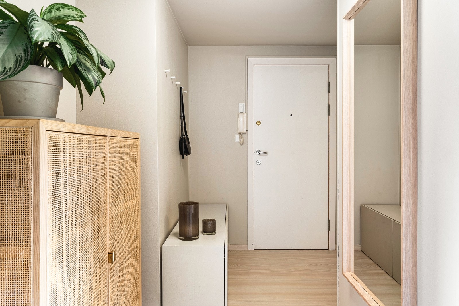 Velkommen inn! Entreen er romslig med god plass til å sette fra seg yttertøy og sko. Galleribilde