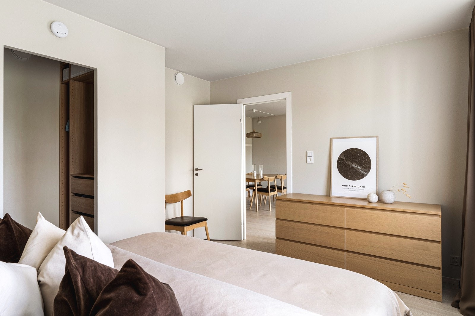 Rommet byr også på sitt eget walk-in-closet med god plass til oppbevaring. Galleribilde