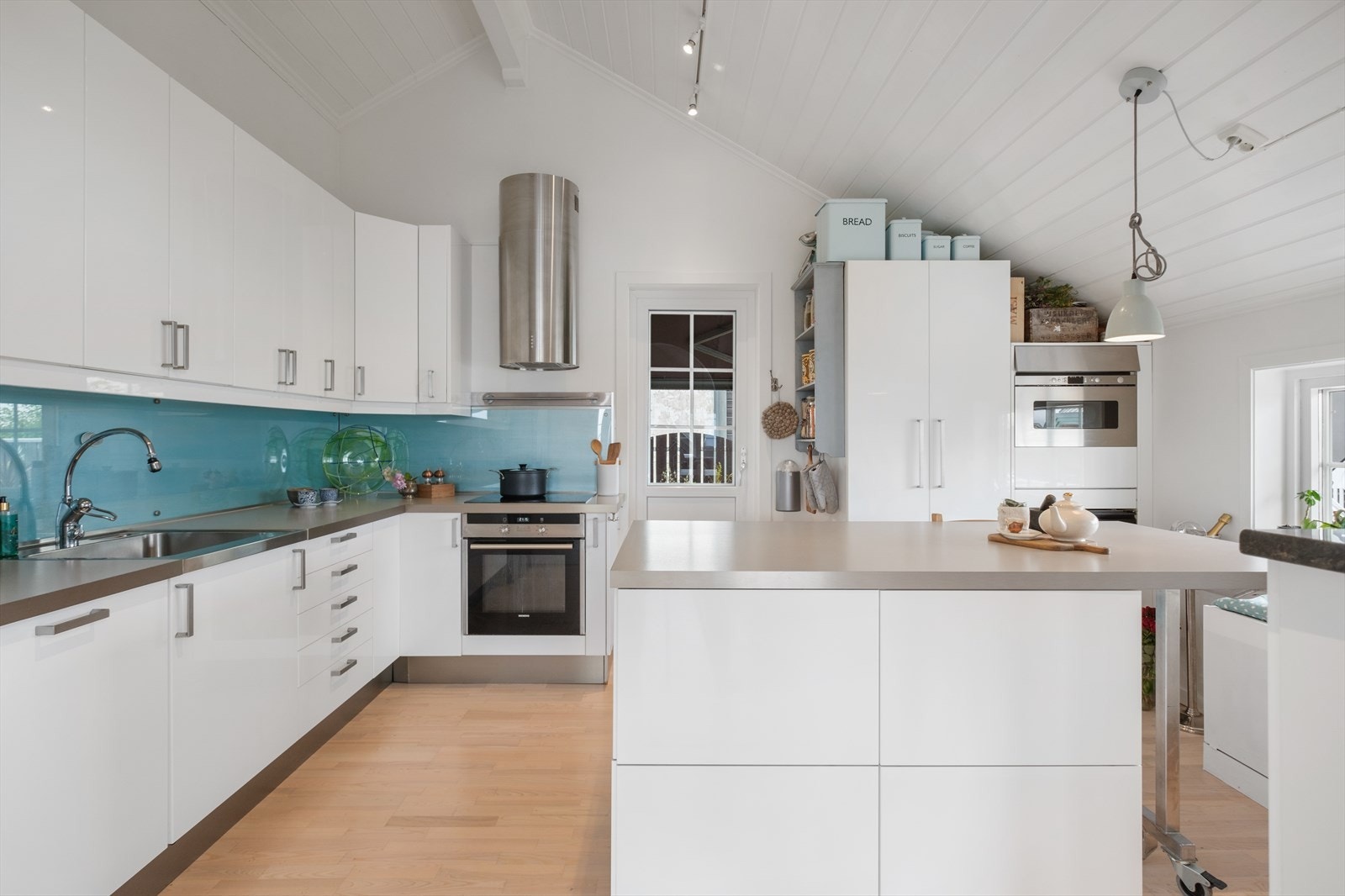 Flott kjøkken hvor her er godt med arbeidsplass - fra kjøkkenet har man også utgang til en hyggelig terrasse på ca 18 kvm Galleribilde