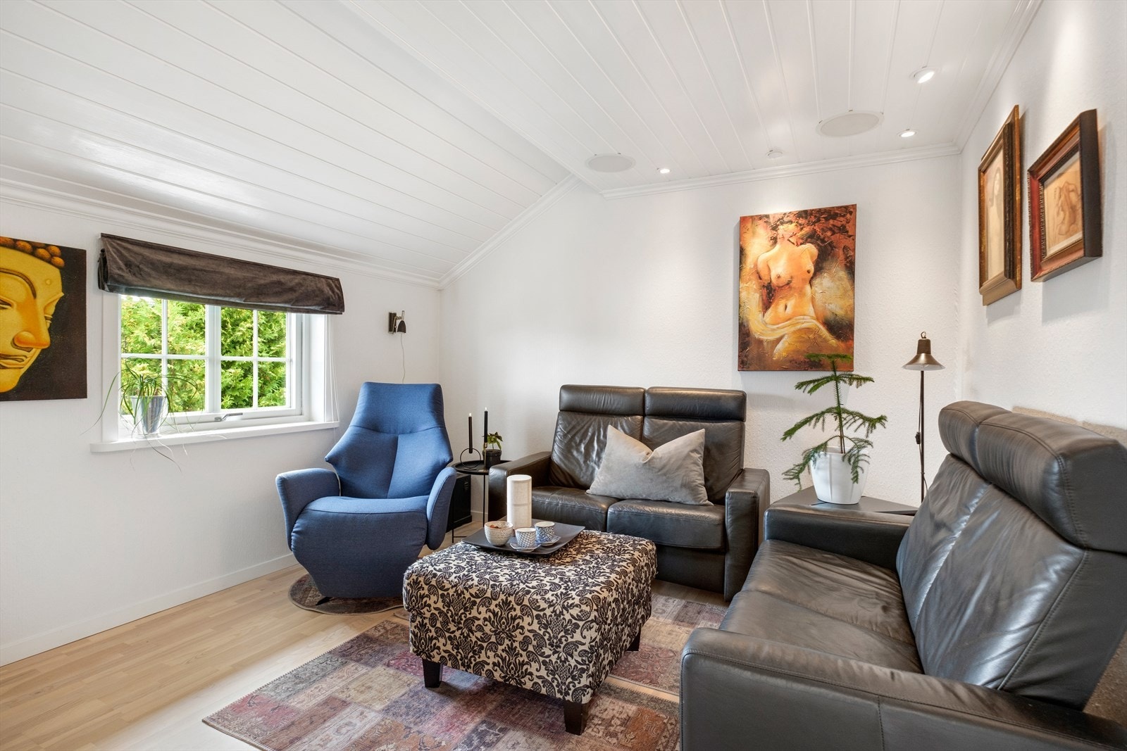 Fra soverom som er innredet til tv-stue Galleribilde