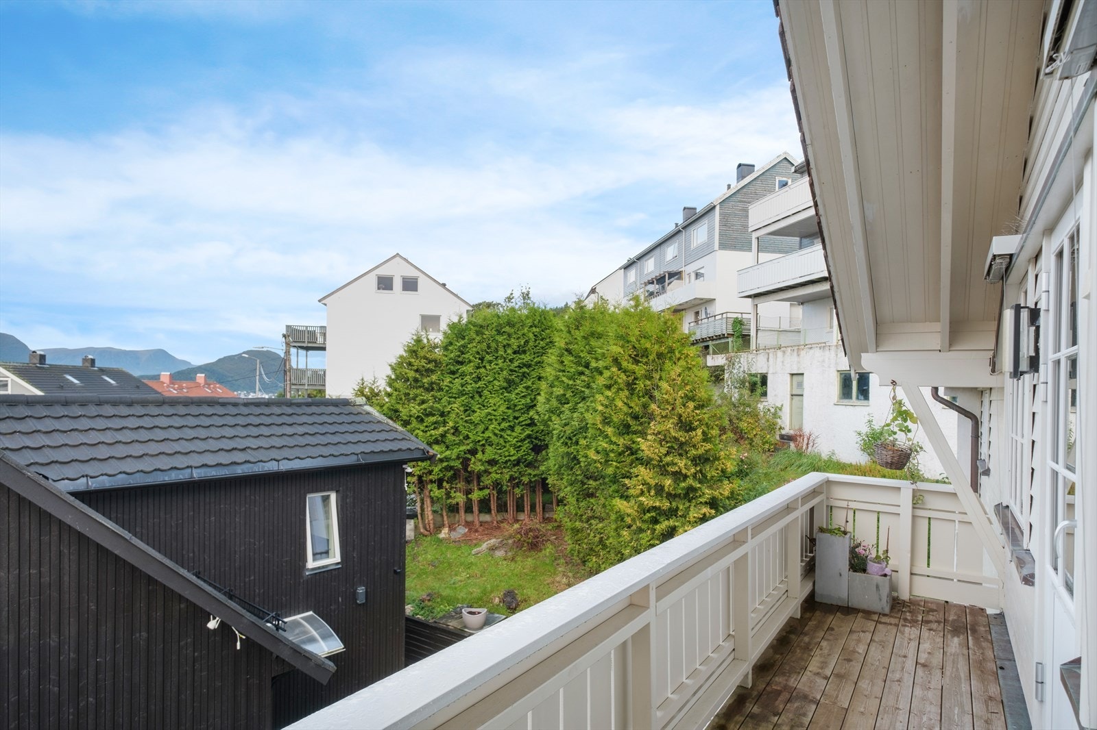 Flott sydvendt veranda med utgang fra stua Galleribilde