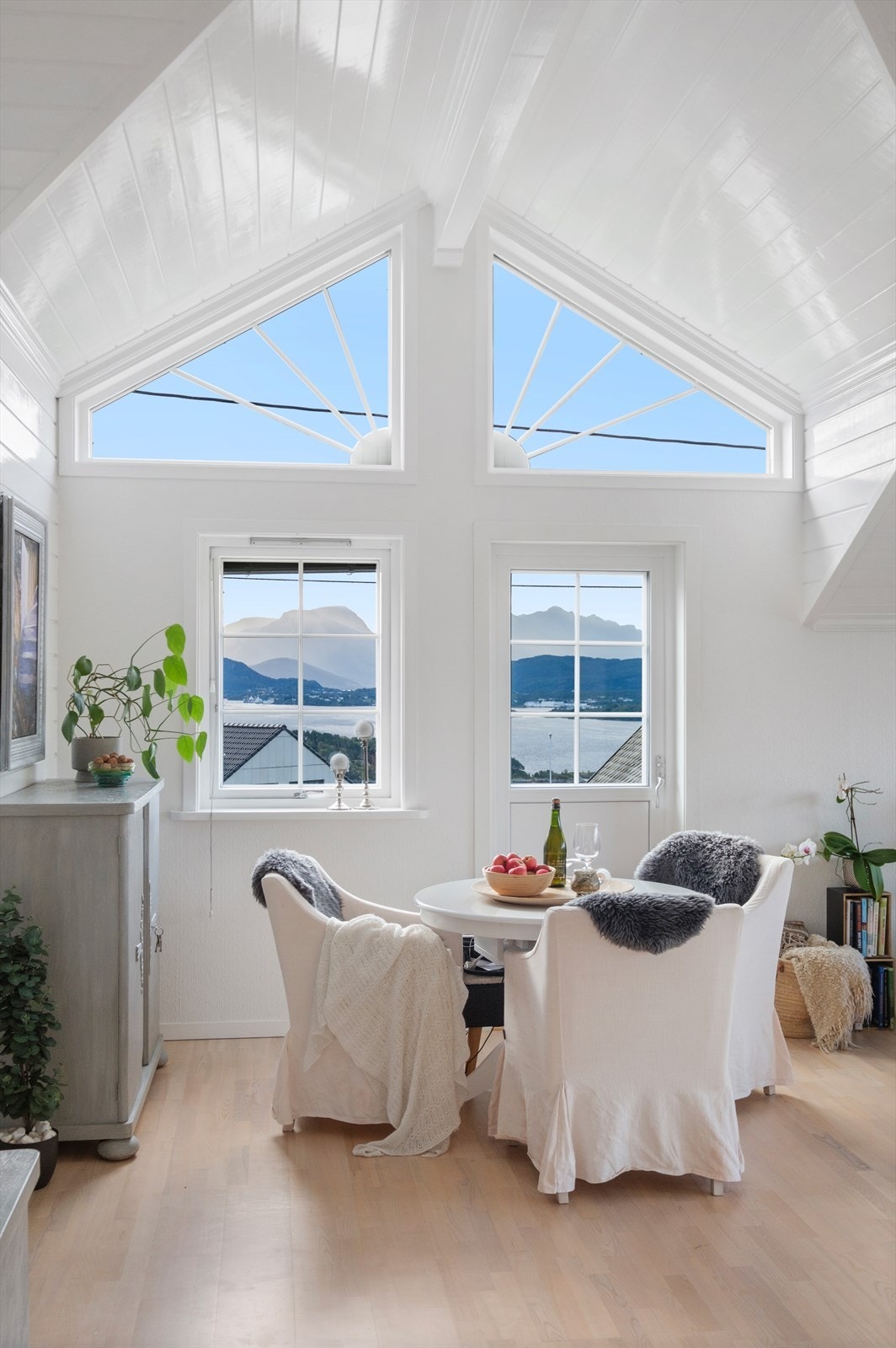 God takhøyde sikrer god romfølelse og mye volum i rommet Galleribilde