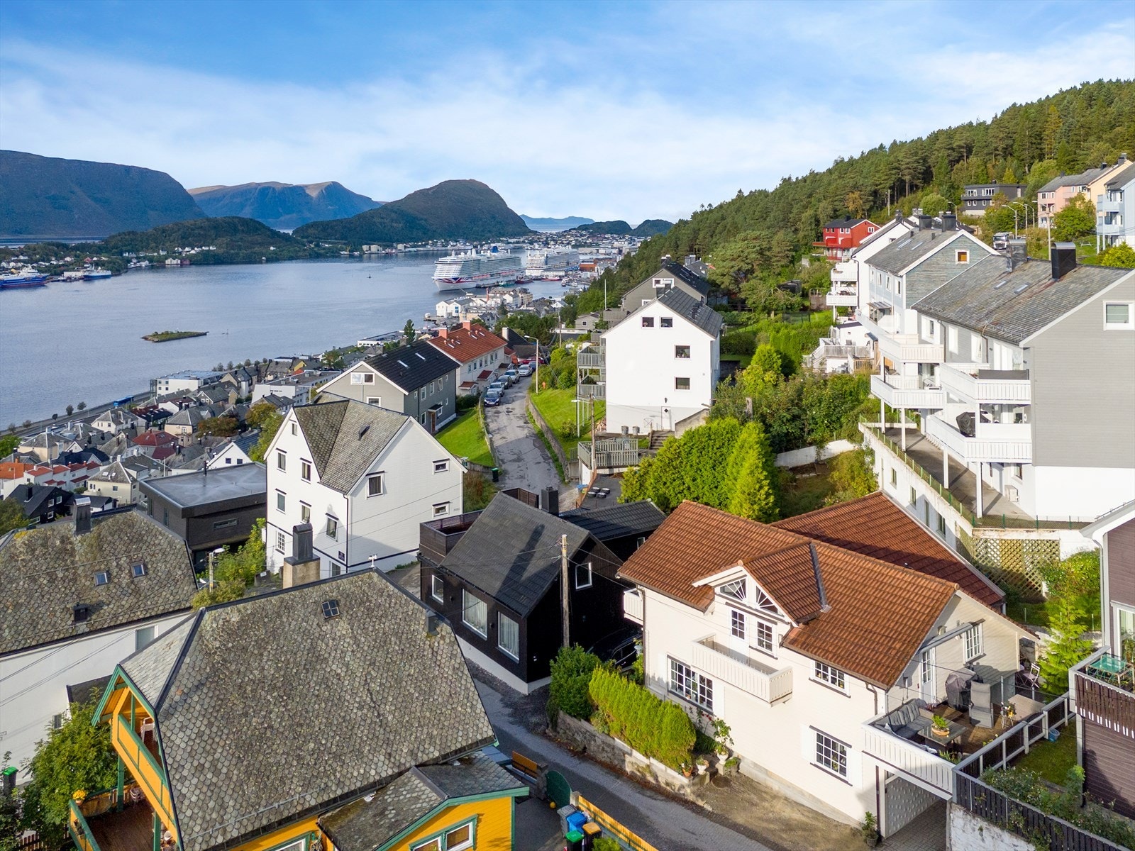 Dronebilde av fasade og nærområdet Galleribilde