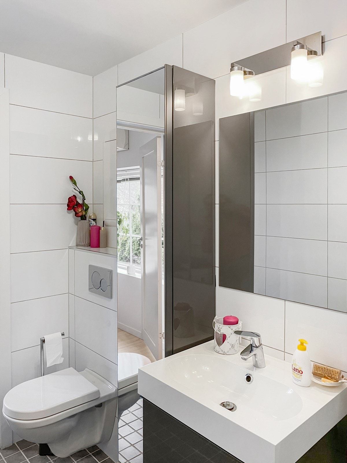 - vegghengt wc og innredning m/servant Galleribilde