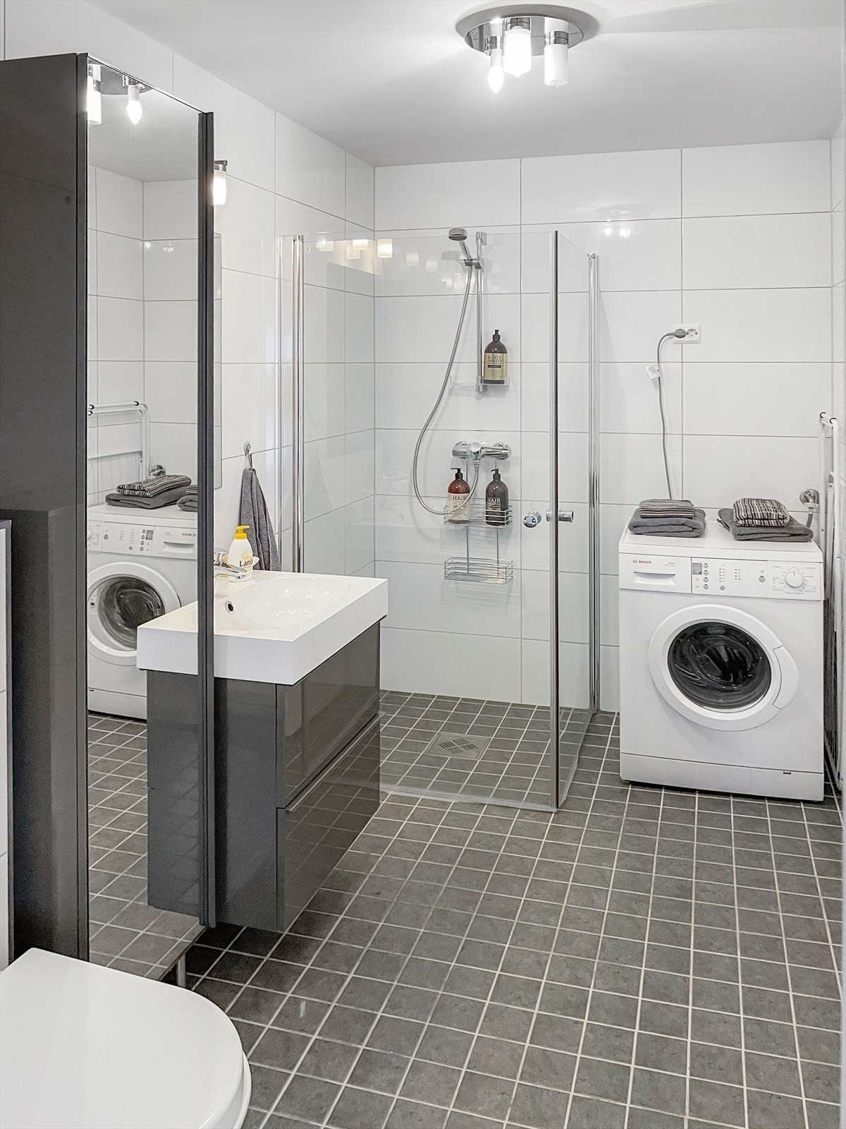 Fra badet som sist ble oppusset i 2012/2013 - badet er utstyrt med varme i gulv, dusjhjørne, opplegg for vaskemaskin - Galleribilde