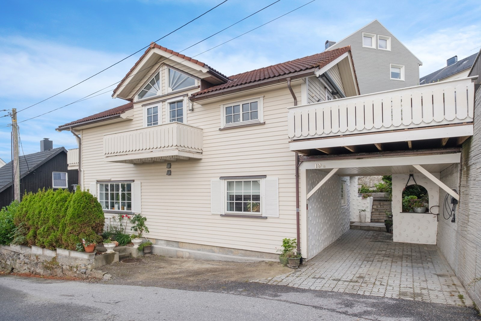 Flott enebolig med utleie i deler av 1.etasje beliggende i sentrale omgivelser på Fjelltun Galleribilde