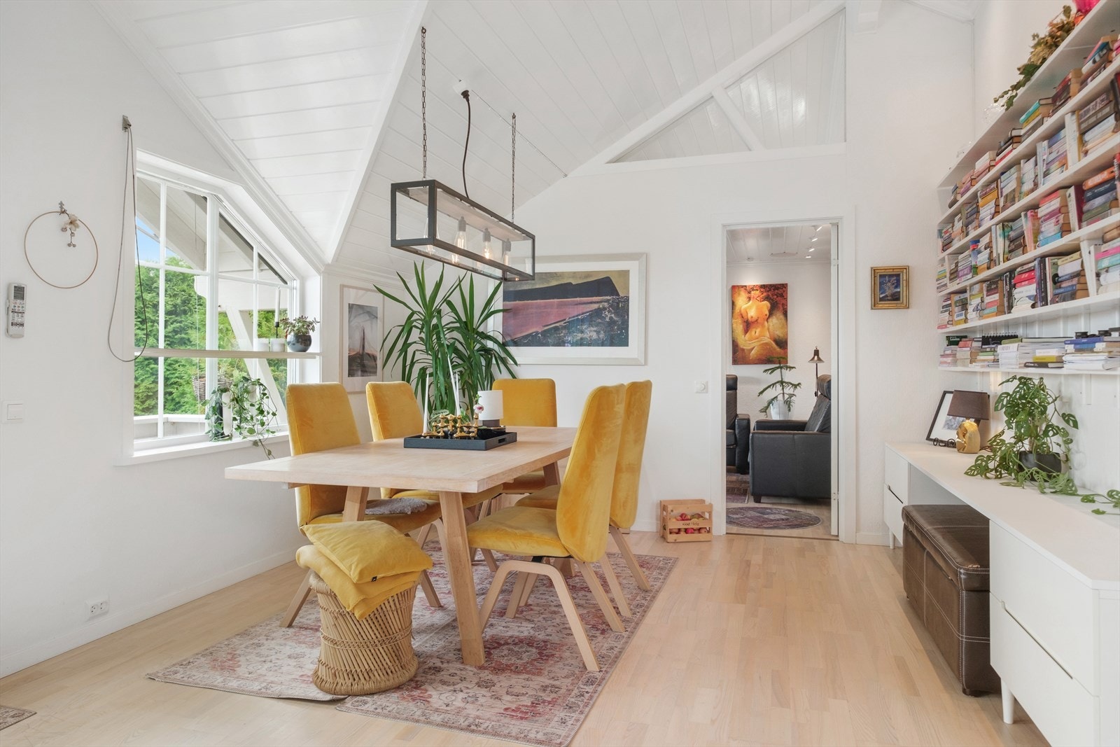 Det er god plass til stort spisemøblement på stua om ønskelig Galleribilde