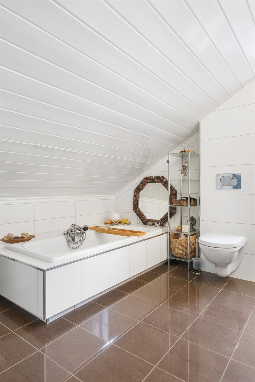 vegghengt wc og badekar Galleribilde