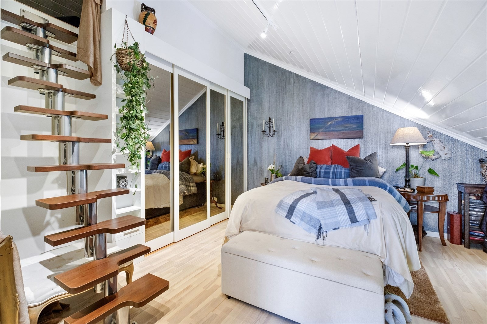 Fra hovedsoverom - her er det oppgang til lagringshems og man har rikelig med skapplass i form av skyvedørsgarderobe Galleribilde