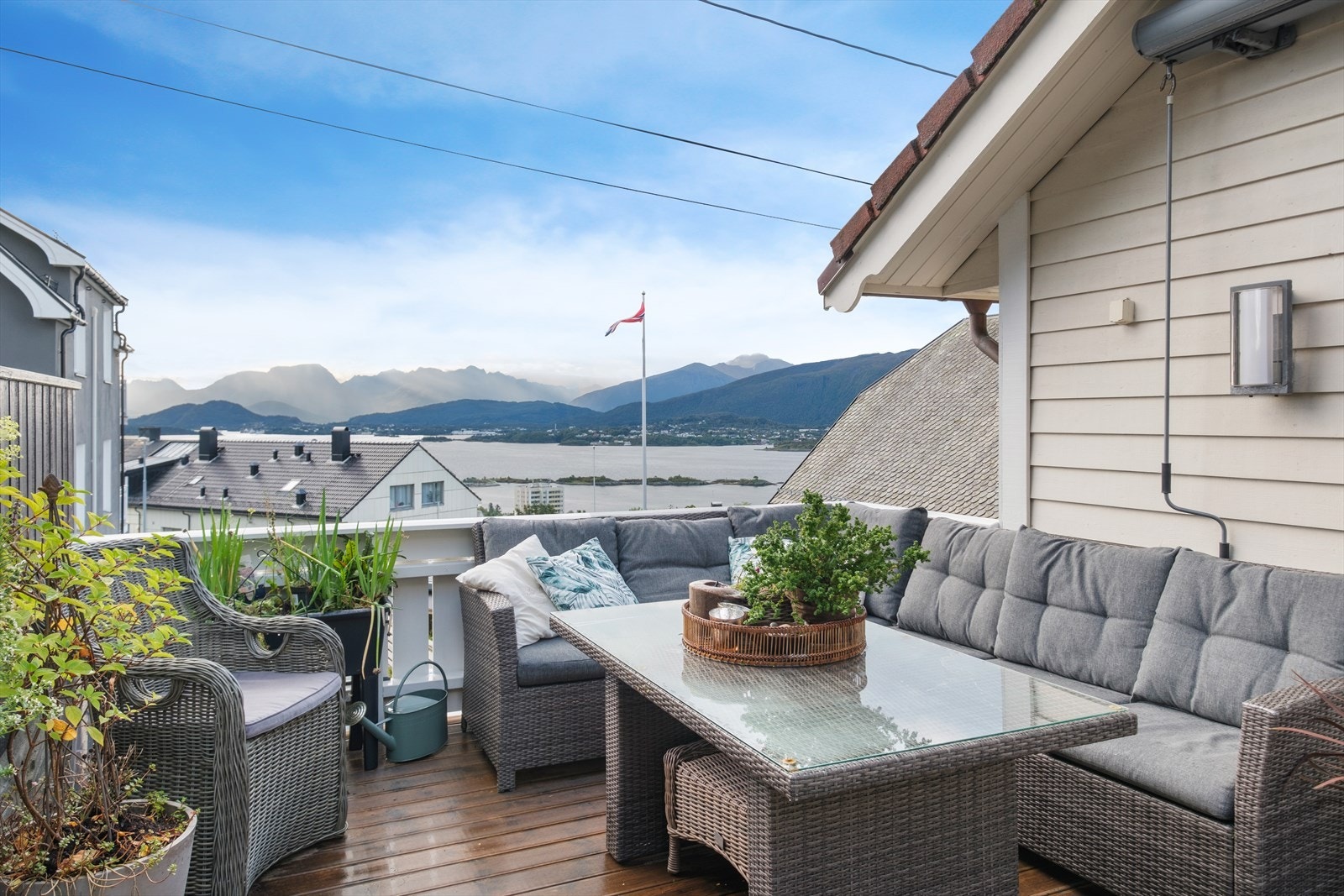 Koselig terrasse på ca 18 kvm med utgang fra kjøkkenet Galleribilde