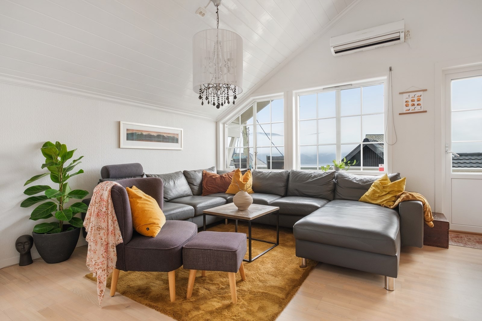 Det er montert varmepumpe på stua og man har utgang til en sydvendt veranda på ca 8 kvm Galleribilde