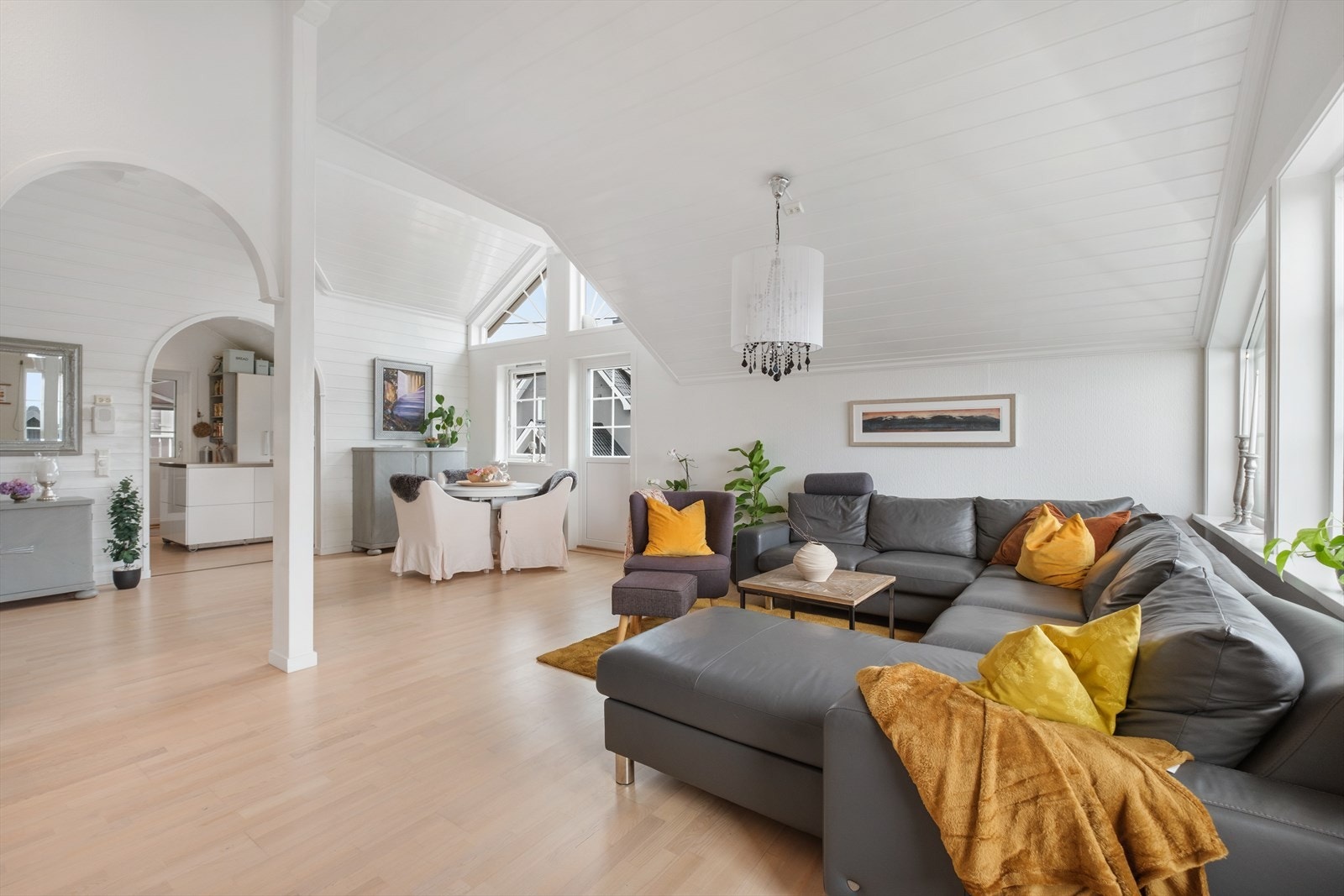 Romslig stue med god plass til å dele inn i ulike soner Galleribilde