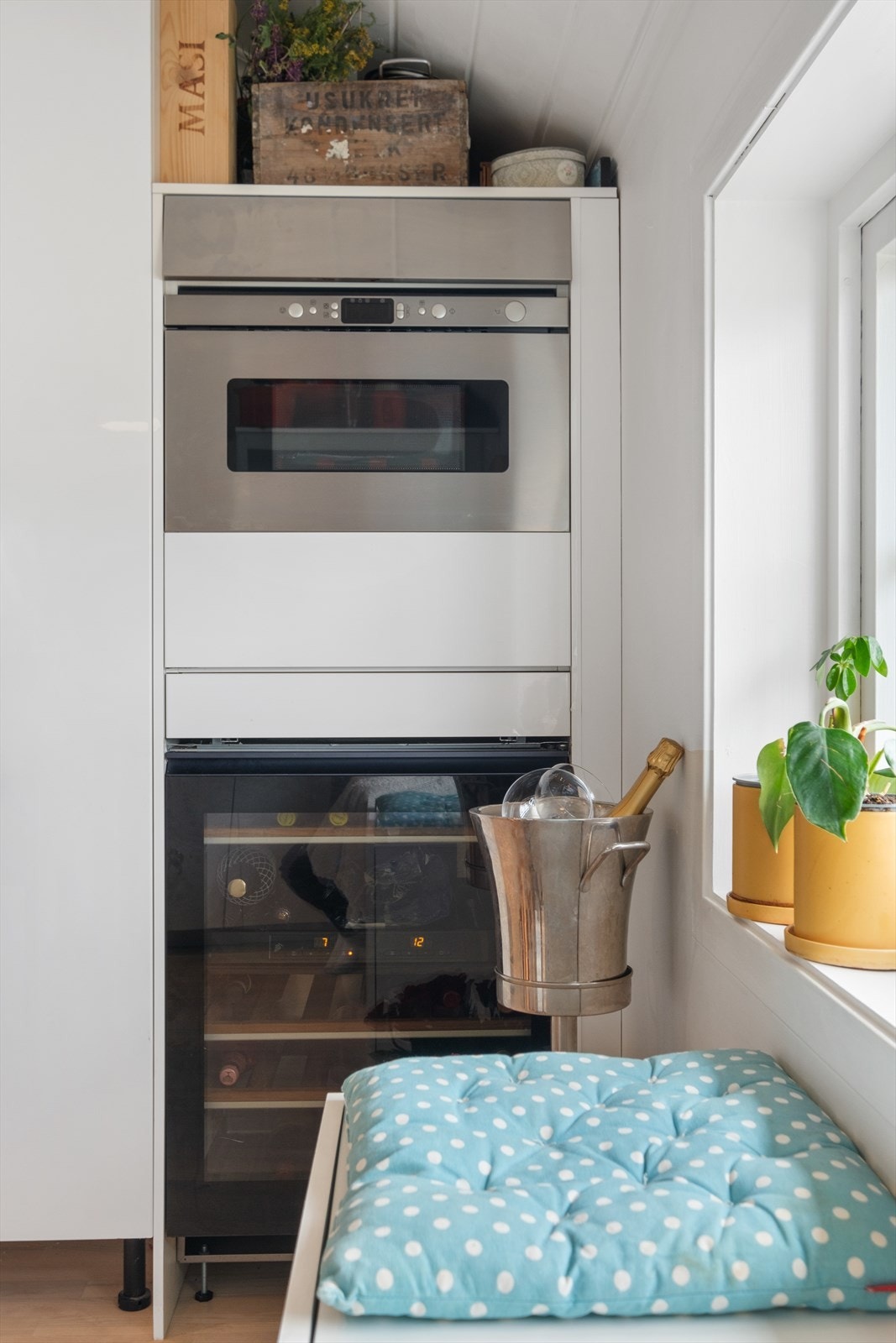 Det er integrert vinskap i innredningen - mikrobølgeovn er plassert i høyskap Galleribilde