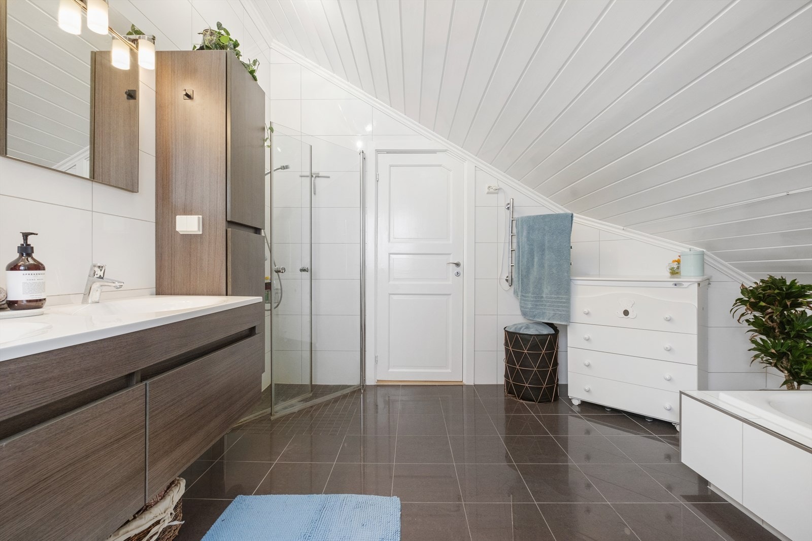 Romslig og flott bad Galleribilde