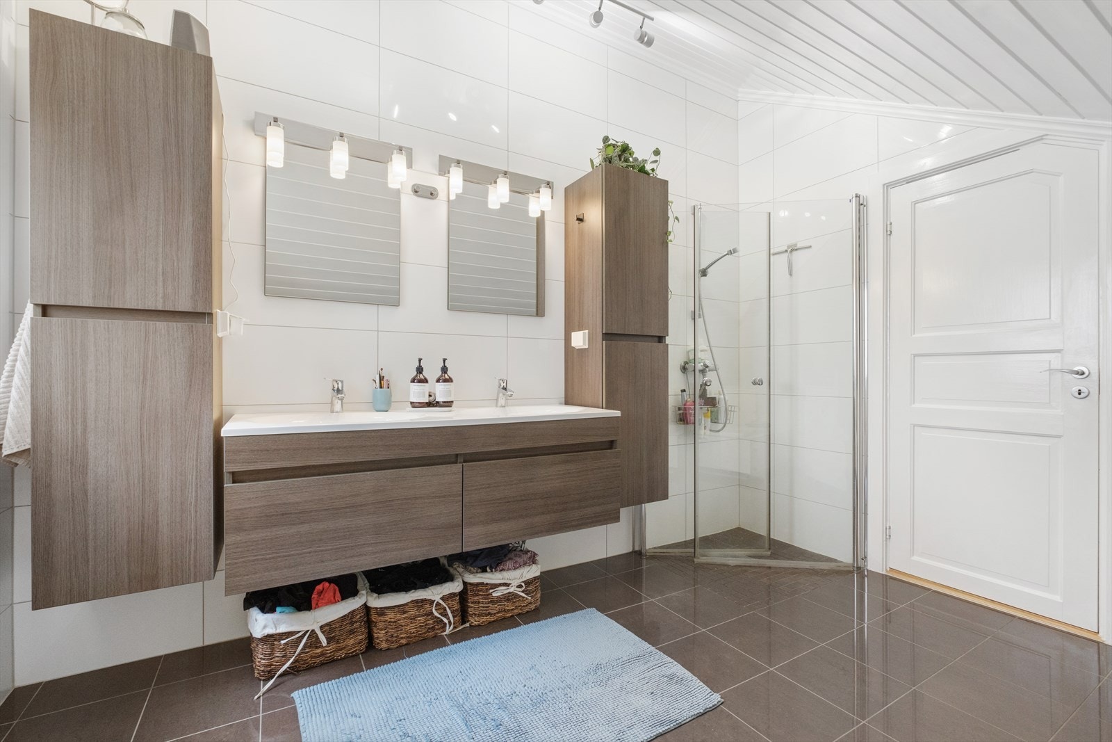 Badet er utstyrt med varmekabler i gulv, romslig innredning m/dobbelservant, dusjhjørne - Galleribilde