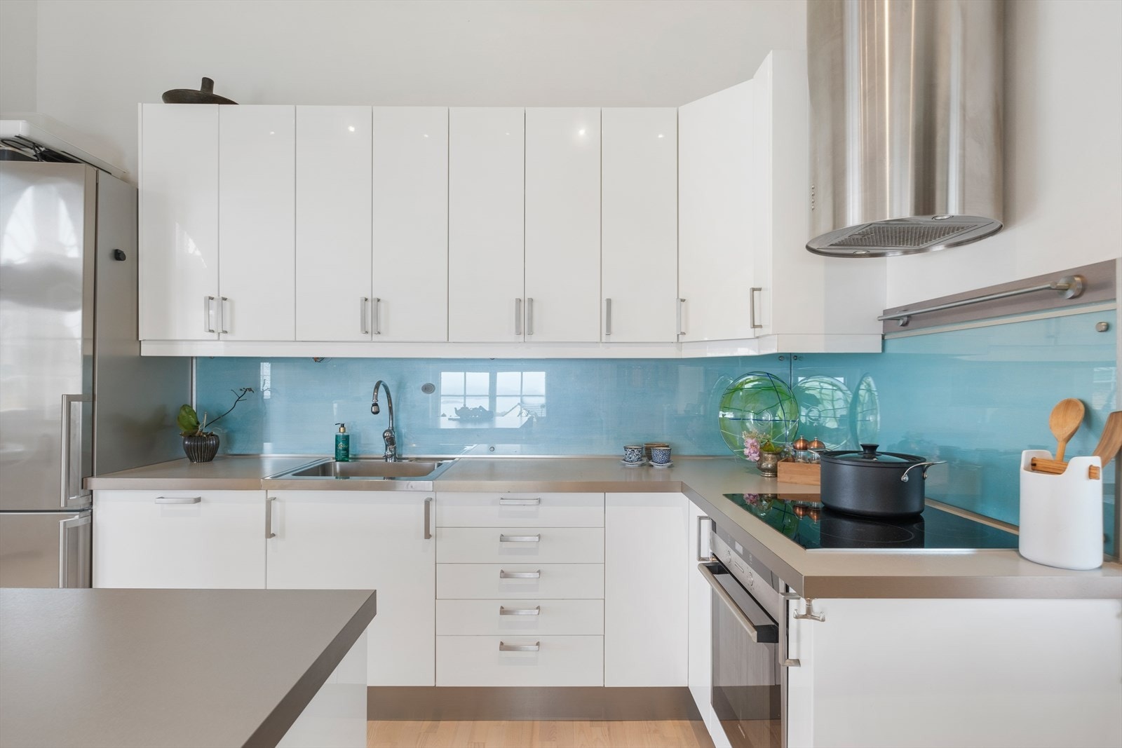 Tidløst kjøkken m/integrerte hvitevarer Galleribilde