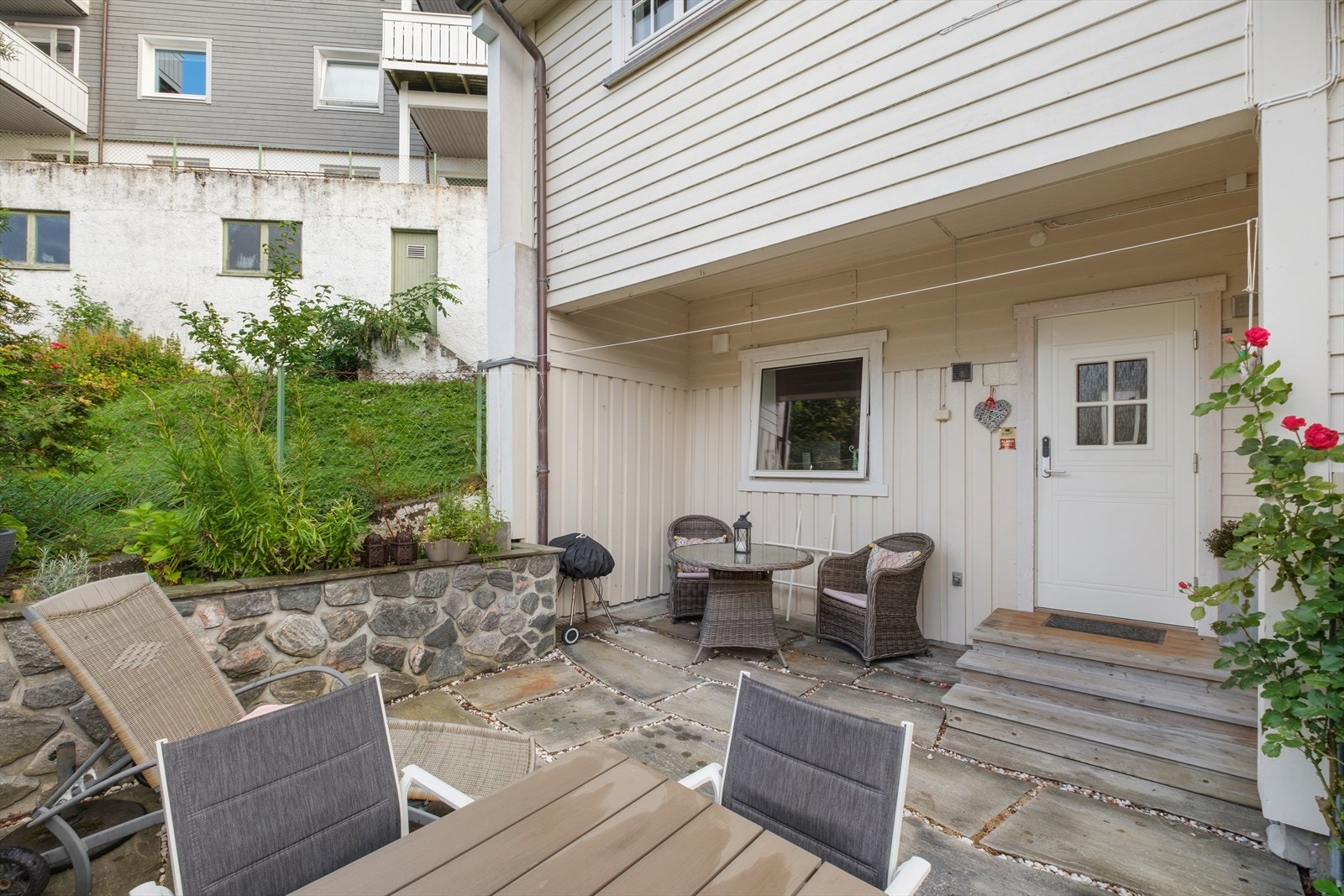 Trivelig utvendig inngangsparti til utleiedelen Galleribilde