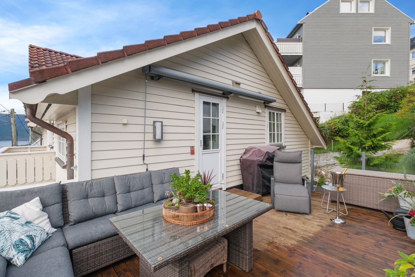 Her er det god plass til grill og diverse møblering Galleribilde