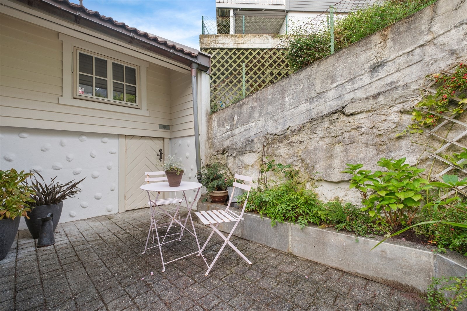 Koselig usjenert uteplass Galleribilde