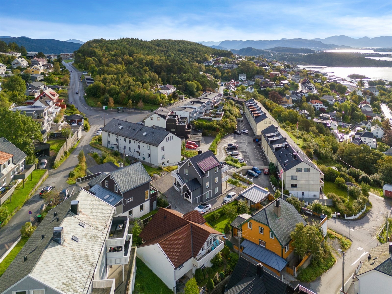 Dronebilde av fasade og nærområdet Galleribilde