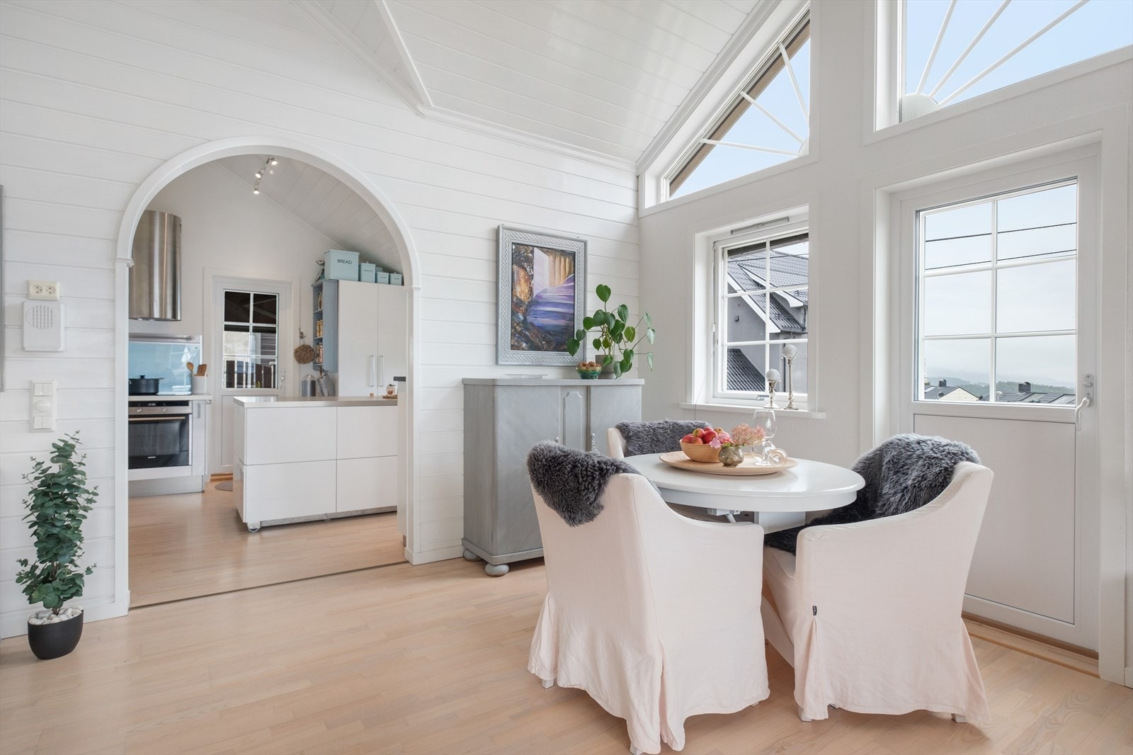 Store vinduer sikrer gode lysforhold på stua Galleribilde