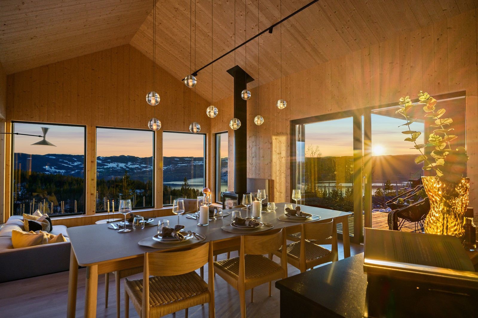 Uansett hvor du står i hytten treffer lyset riktig, og du har oversikt over uteområder og kan glede deg spesielt til utsikten. Galleribilde