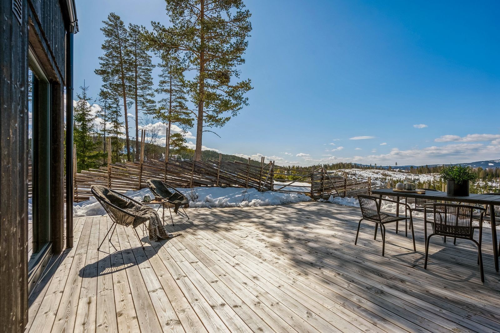 Den er romslig og har plass til ulike møbleringsalternativer, som for eksempel spisegruppe og grill. Galleribilde