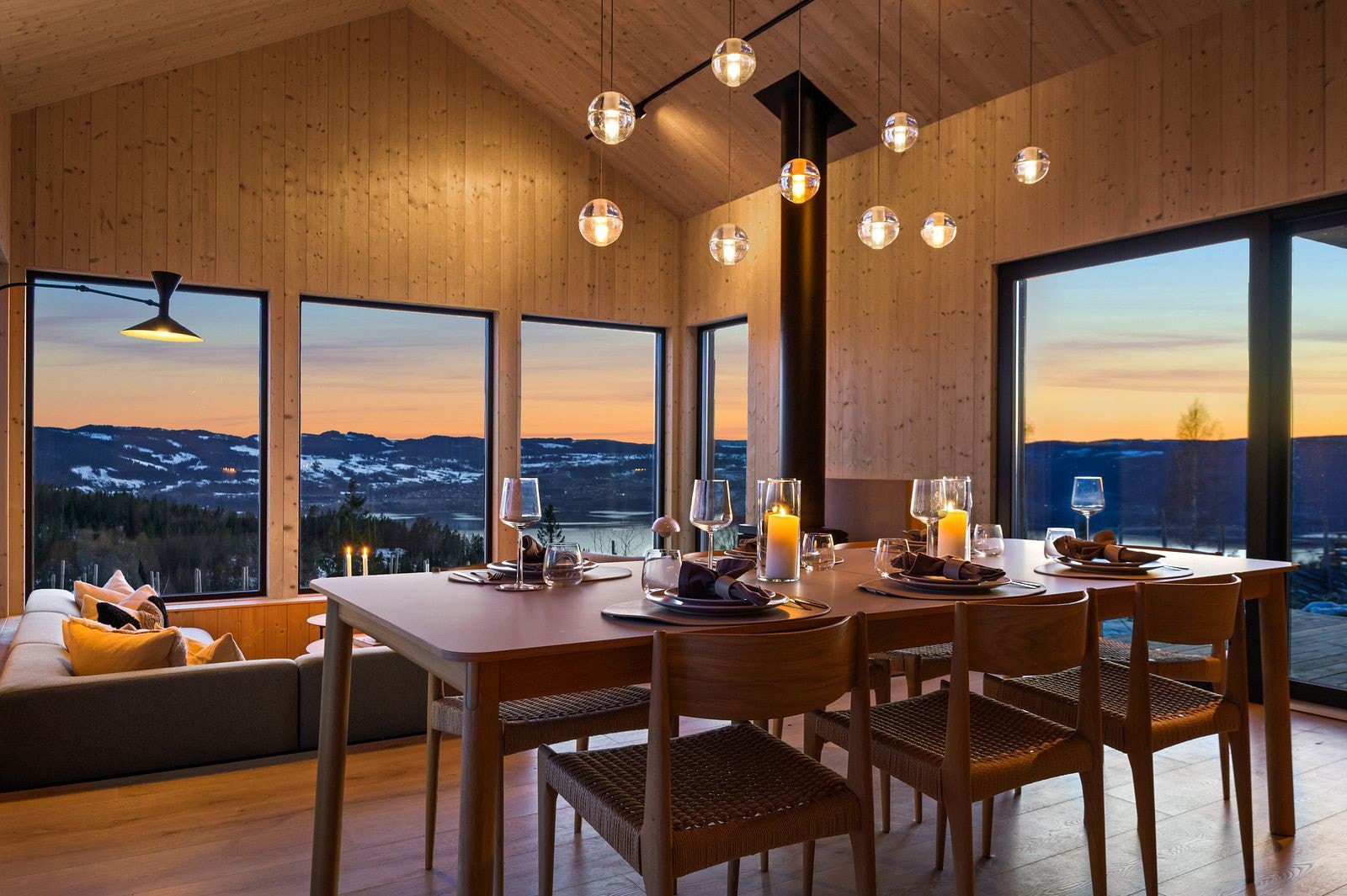 Lekker arkitekttegnet hytte på toppen av Mjøsli med panoramautsikt! Galleribilde