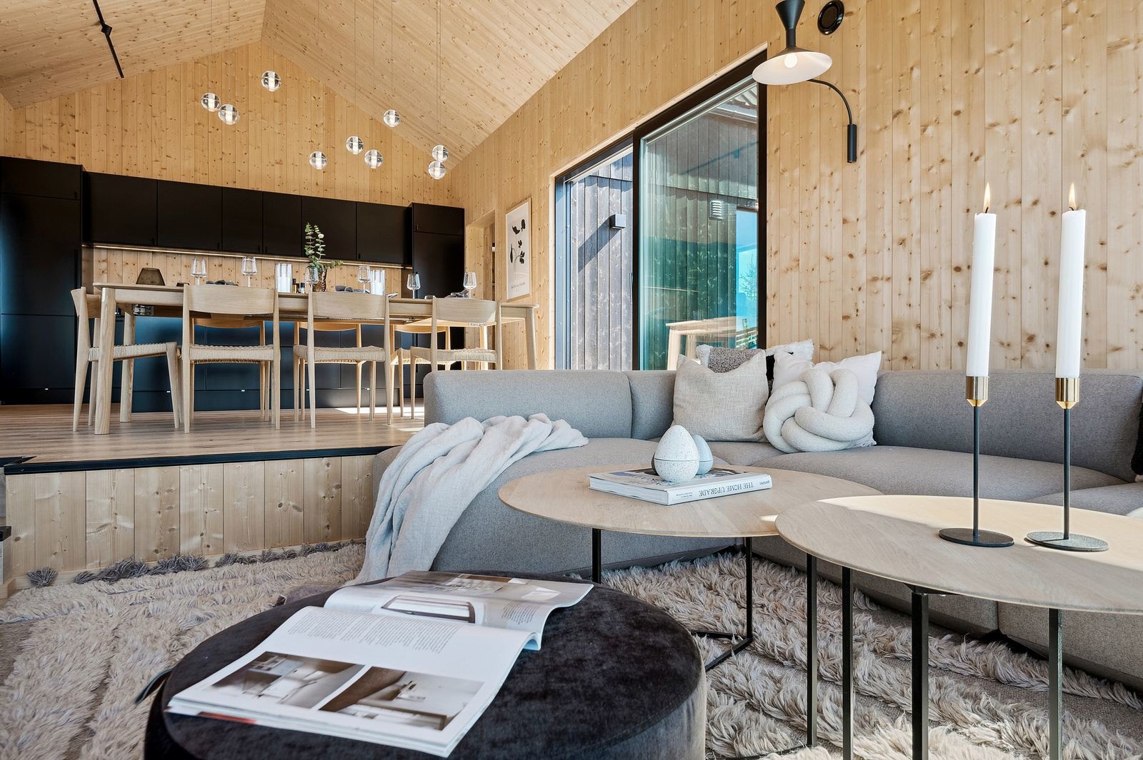 Interiørmessig er det hele svært gjennomført med sorte detaljer som går igjen i hele hytten i form av vinduskarmer, lysbrytere, stikkontakter, toalett, lamper og innredning for å nevne noe. Galleribilde