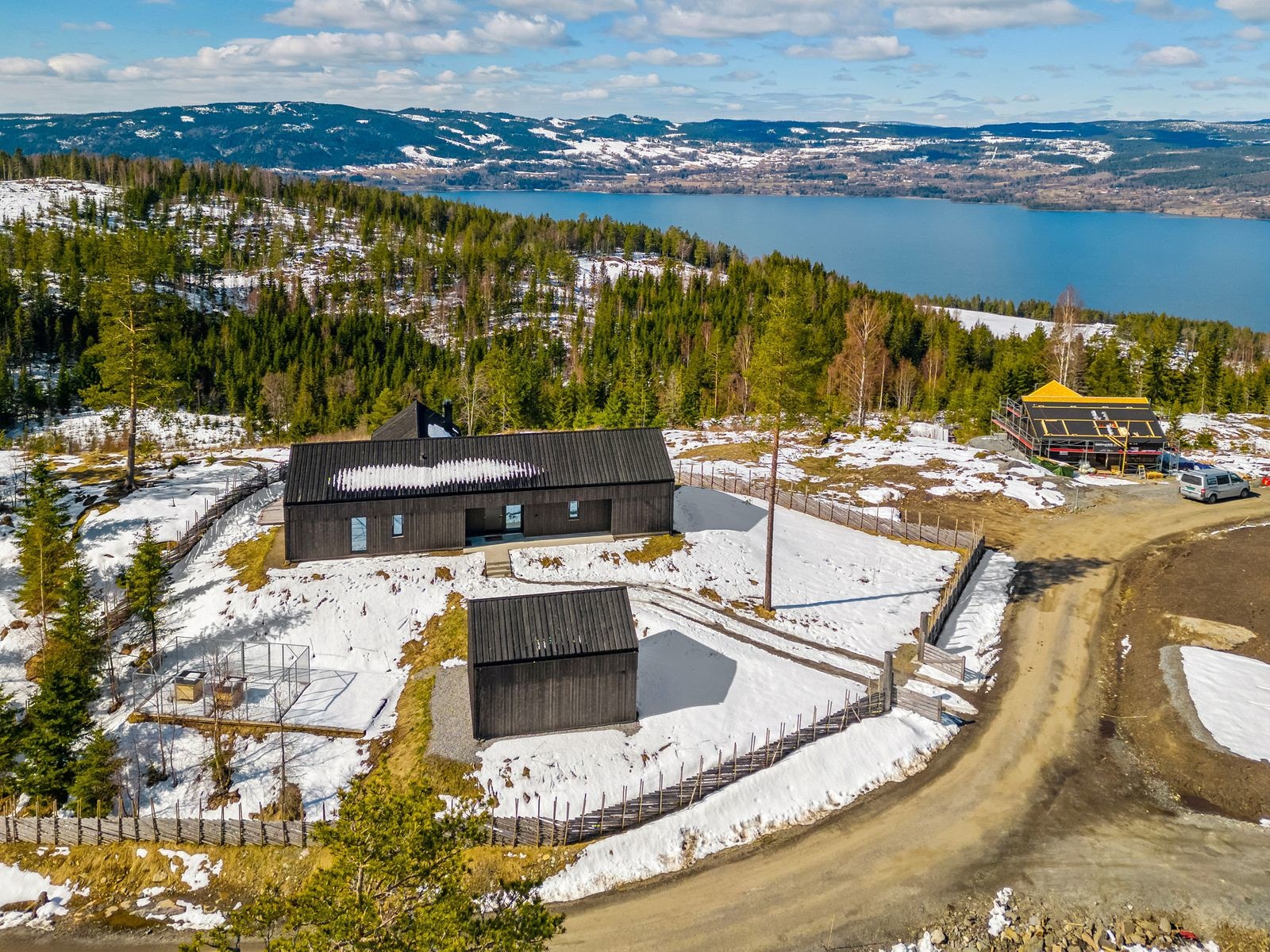 Litt mer om tomten - det er planert opp og satt opp to hundegårder bak garasjen med tilhørende platting. Galleribilde