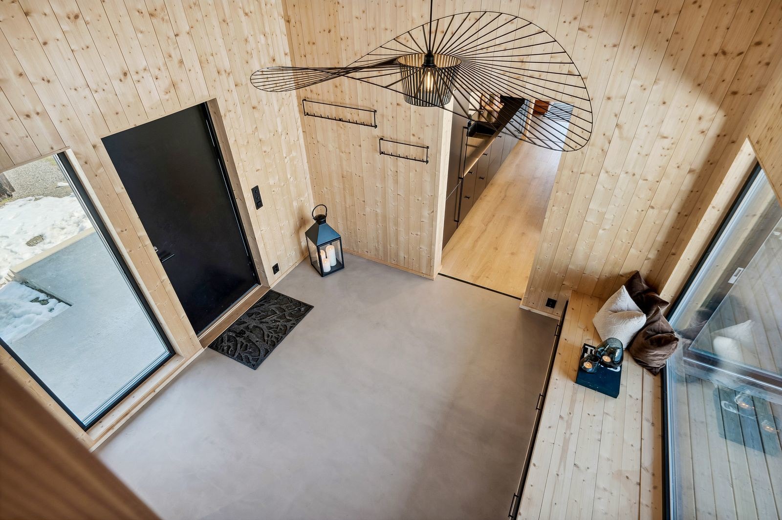 Gulvet er praktisk og moderne belagt med mikrosement. Som får frem naturmaterialene som kler vegger og tak på en ypperlig måte. Galleribilde