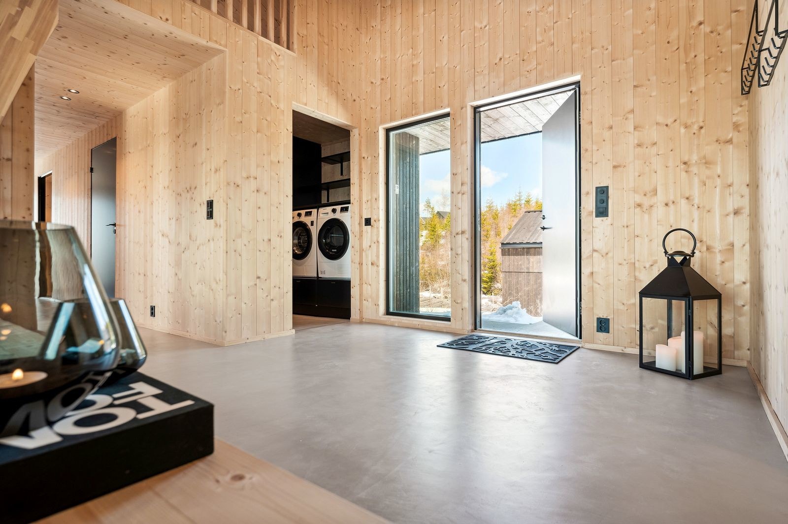 Fra gangen er det direkte inngang til vaskerom fra entréen. Akkurat slik det bør være for å gjøre hyttelivet lettvint, praktisk og effektivt. Galleribilde