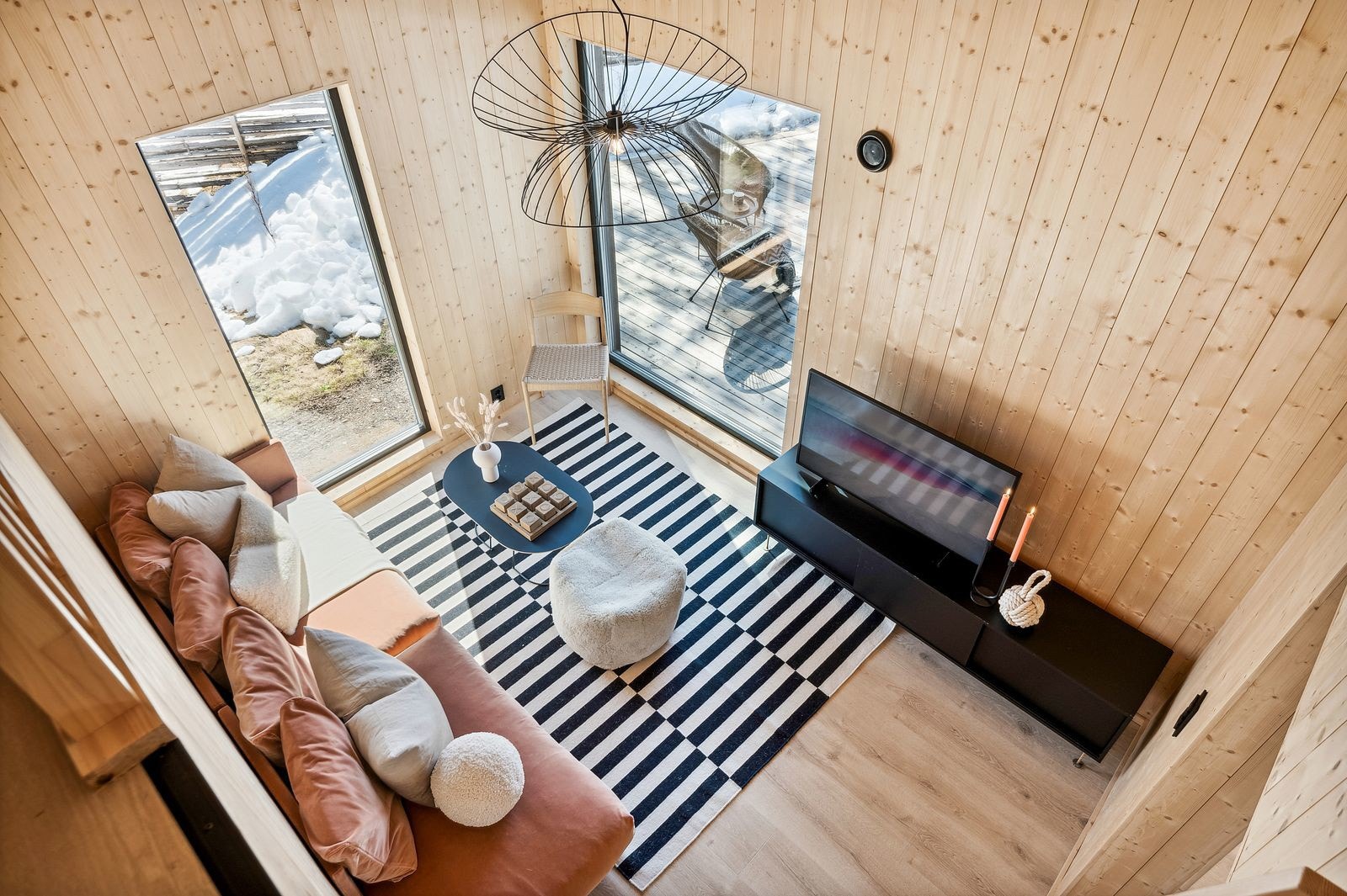 Mellom kjøkken og gjesterom er det en tv-stue/ekstrastue med en liten hems til lagring. Galleribilde