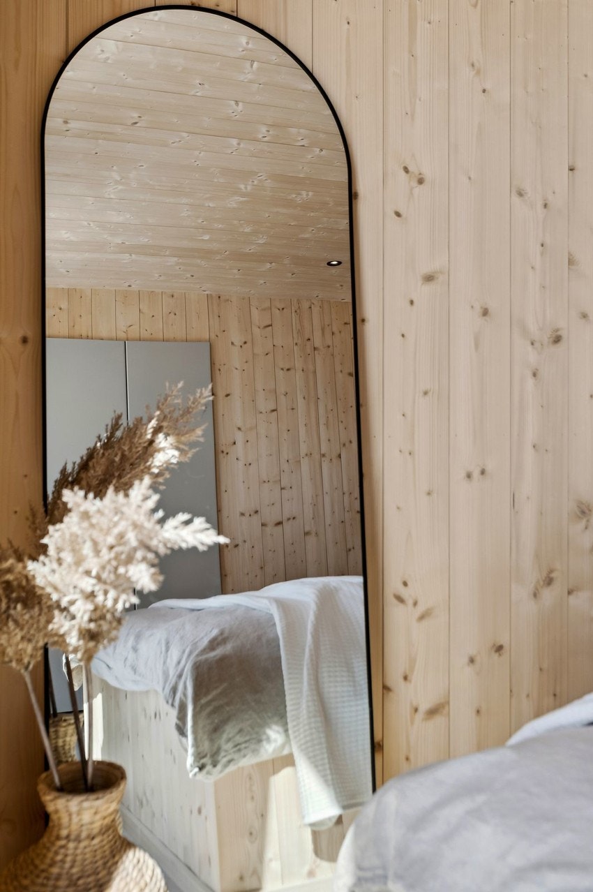 Det gir totalt 10 sengeplasser, samt 4 sengeplasser på hemsen. Galleribilde