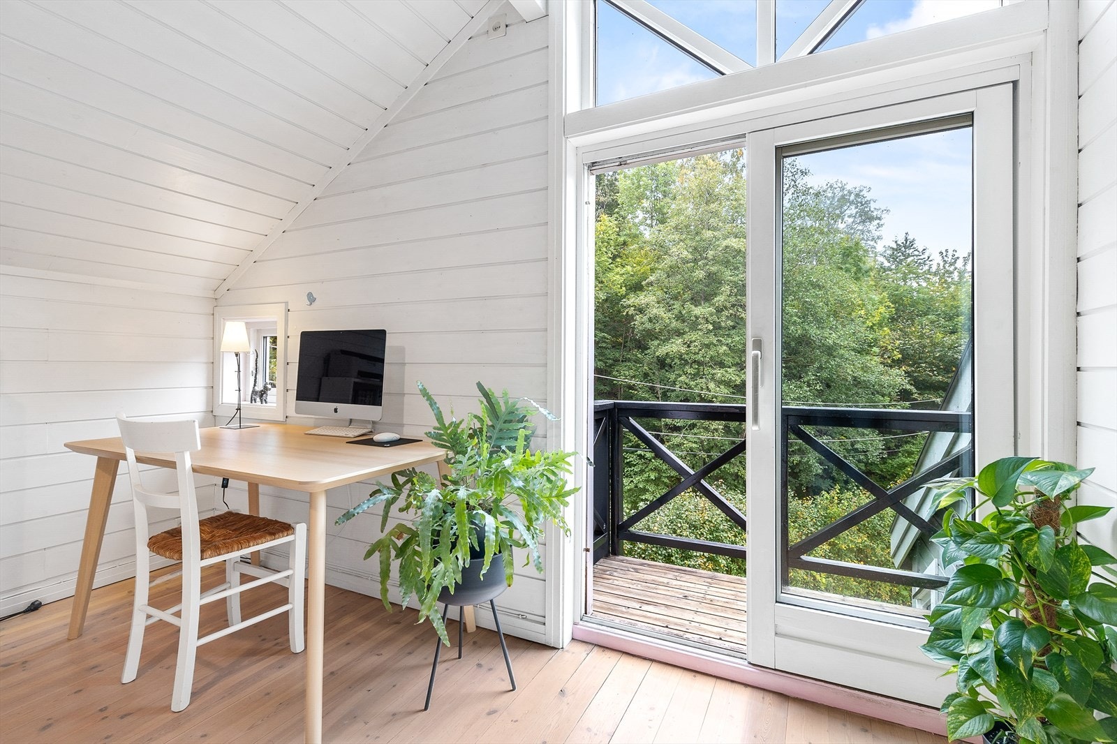 Her er det også utgang til en liten balkong når du trenger en pause. Galleribilde