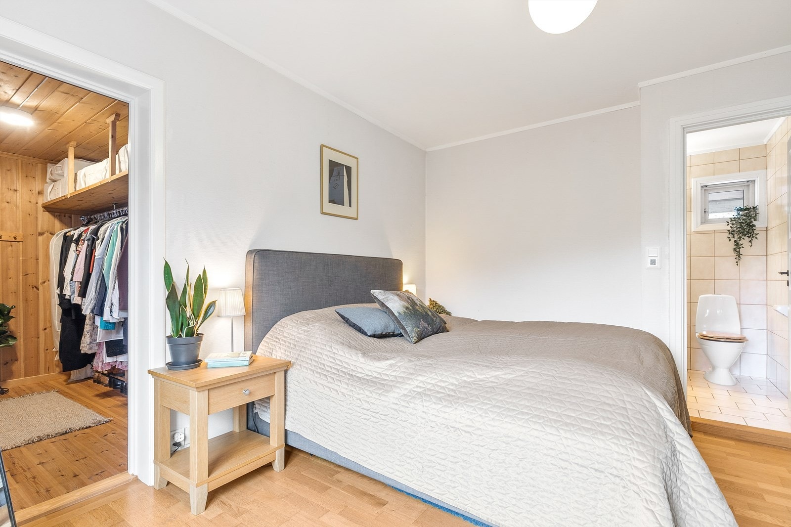 Hovedsoverommet ligger i suiteløsning tilknyttet walk-in og eget bad. Galleribilde