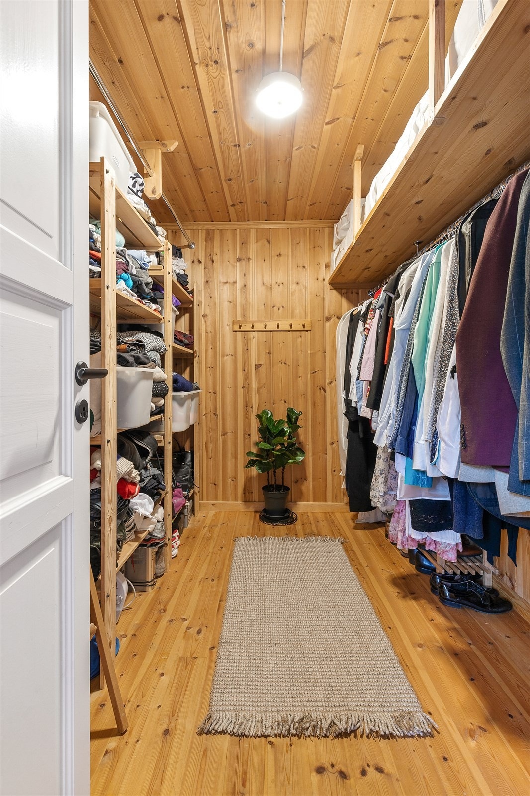 Walk-in garderobe. Galleribilde