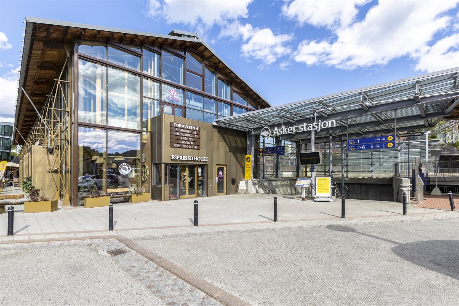 Fra Asker stasjon går det tog/flytog. Toget har avgang ca. hvert tiende minutt retning Oslo. Galleribilde