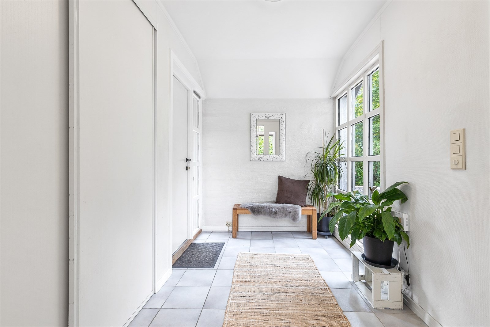Velkommen inn! Hovedinngangen er innredet med skyvedørsgarderobe. Galleribilde