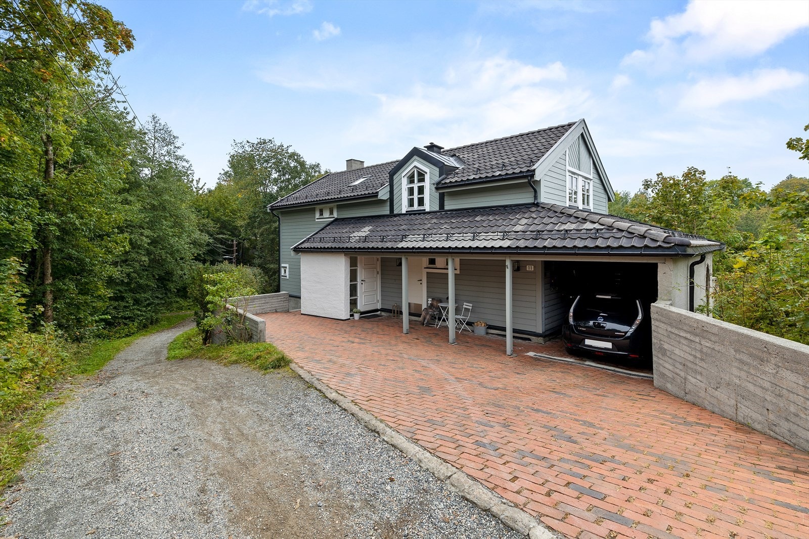 Olleveien 11 ligger flott til i blindvei som ender i gangvei. Det medfølger garasje og biloppstillingsplass i tillegg til carporten. Galleribilde