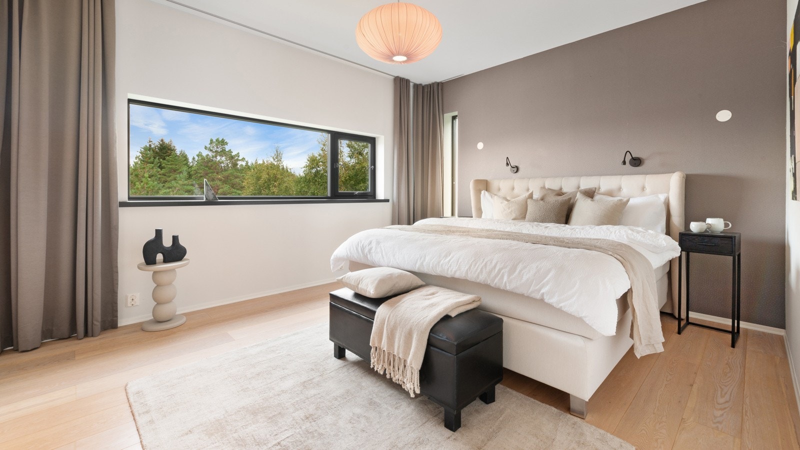 Master-soverom har god størrelse, egen walk-in garderobe og tilgang til eget velværerom/bad. Galleribilde